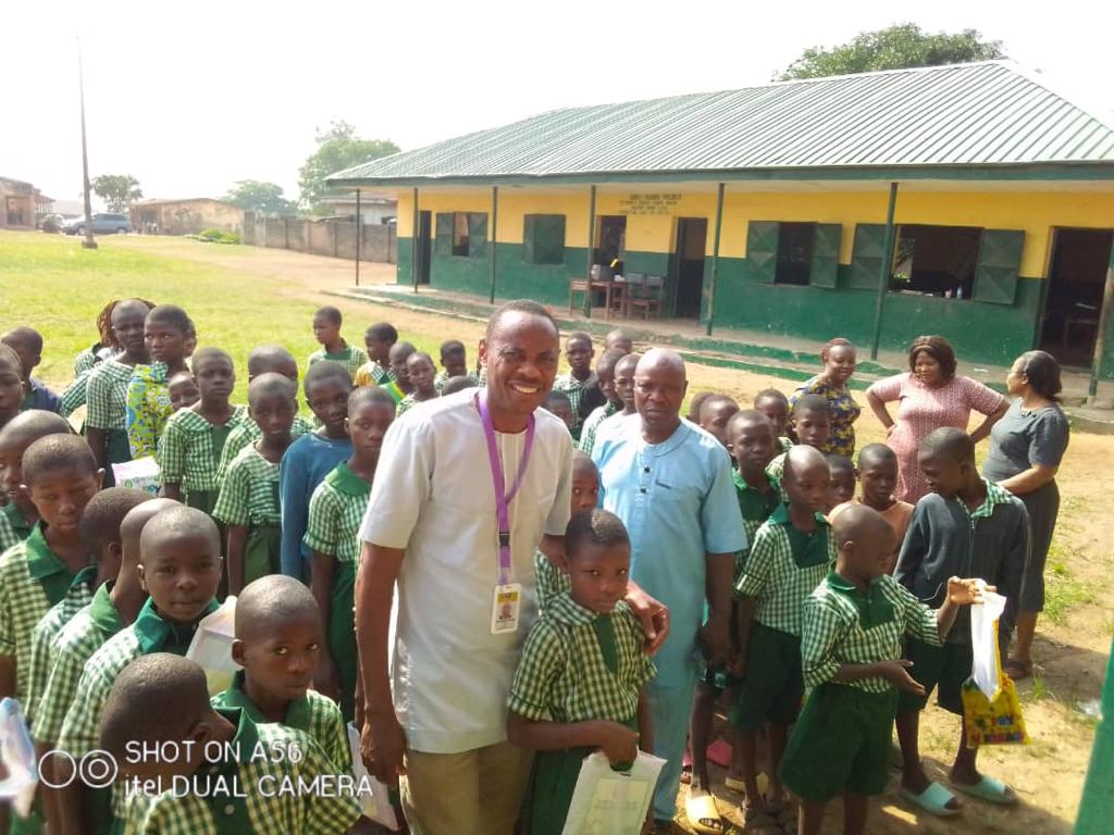Group photograph of JATOH foundation co-ordinators and Owode Primary School pupils